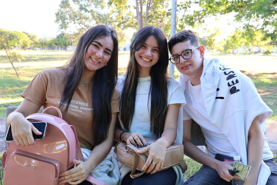 candidatos olhando pra câmera e sorrindo